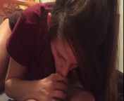 Женщина сосёт длинный член приятелю